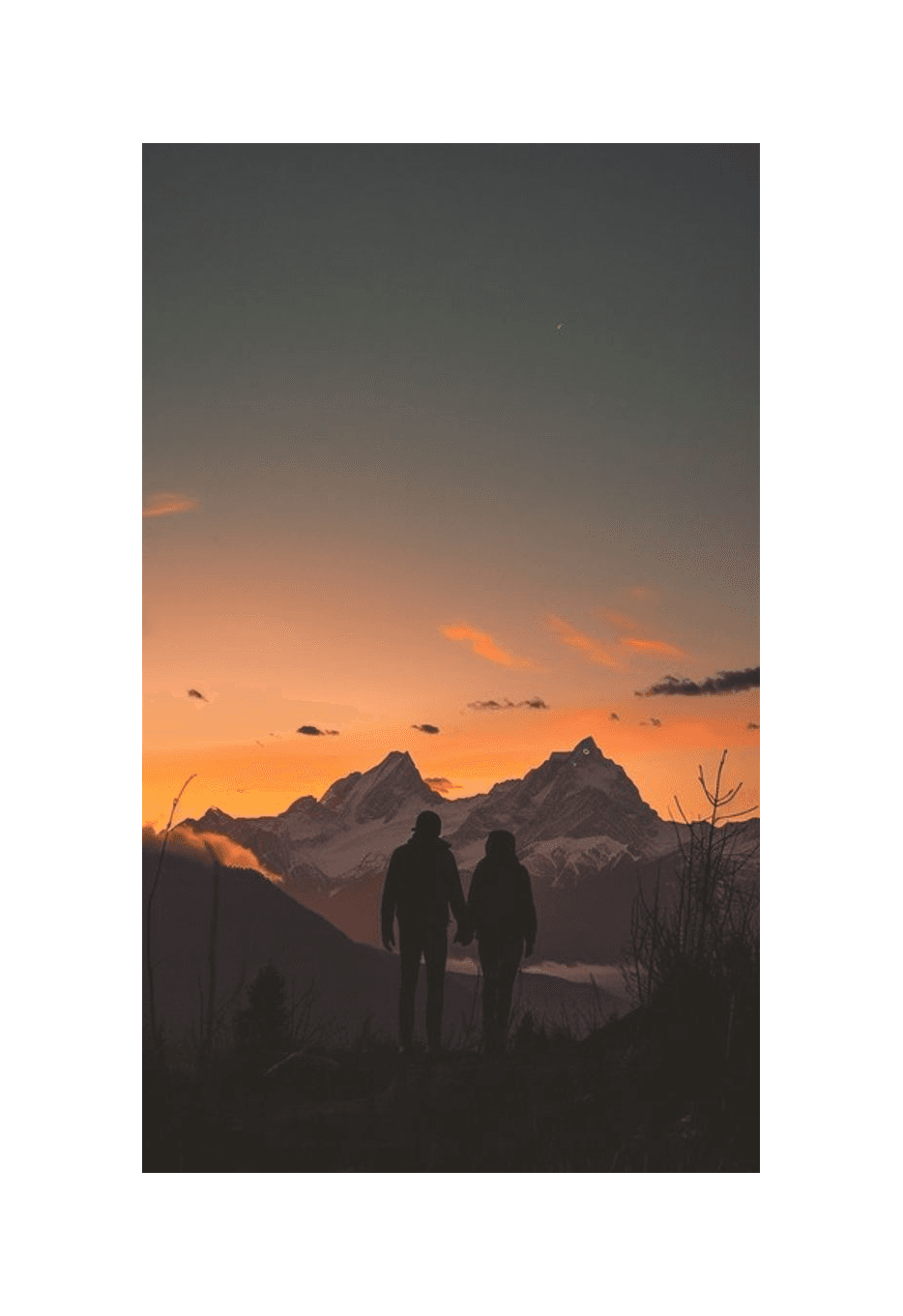 Foto de um casal de mãos dadas observando o pôr do sol nas montanhas, sem moldura